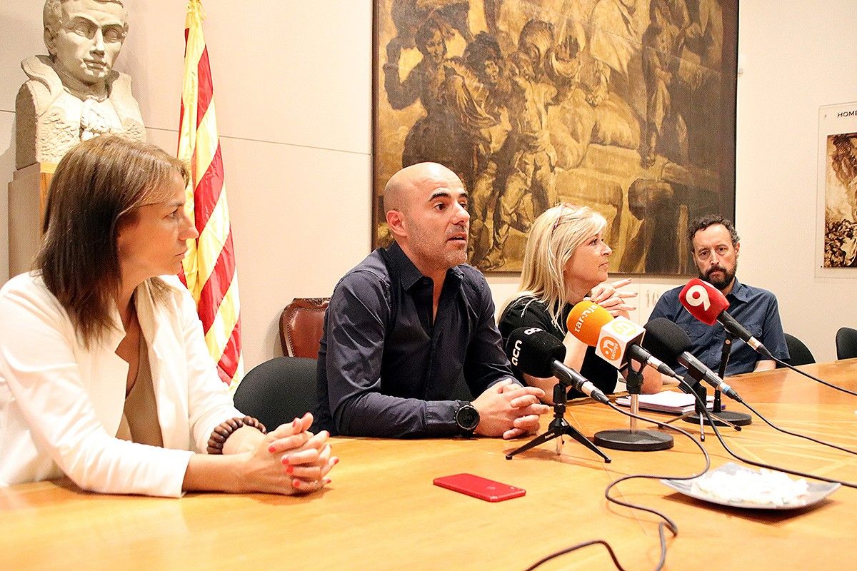 El regidor de Fires i Mercats, Titi Roca, durant la presentació del conveni amb el Govern d'Andorra a l'Ajuntament de Vic.