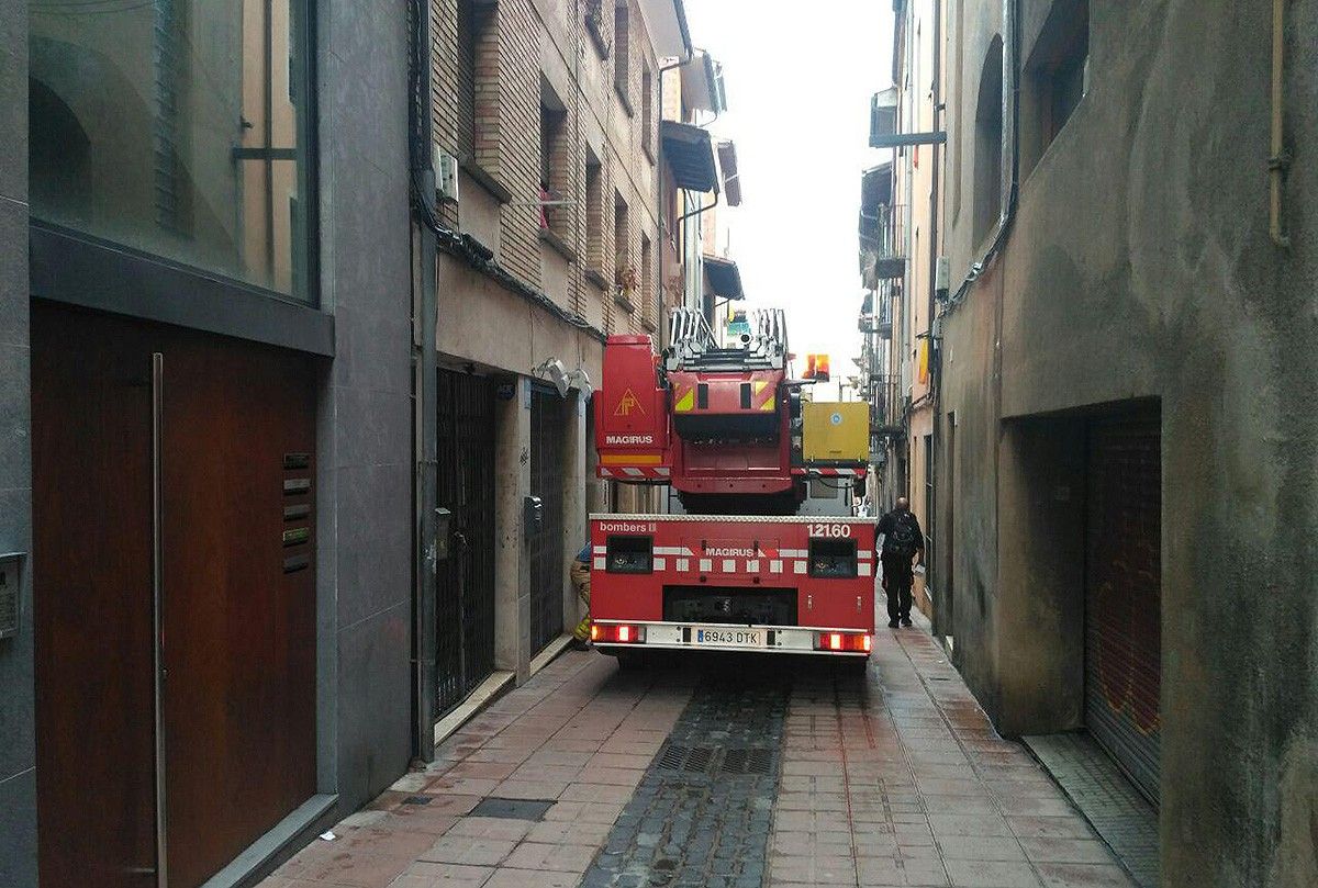 Un camió dels Bombers de la Generalitat al carrer Bisbe Casadevall