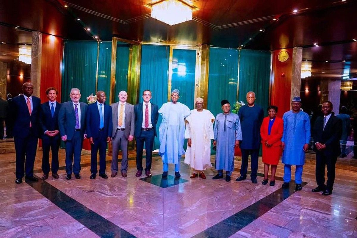 Jaume Cuyàs, CEO de Frevic, sisè des de l’esquerra, seguit del president de Nigèria, Muhammadu Buhari. Els  acompanyen diversos ministres del govern i representants del Consorci Farmacèutic Europeu.