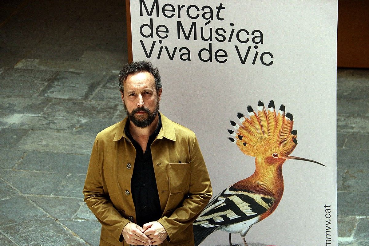 El director artístic del MMVV, Marc Lloret, amb el cartell de la 34a edició