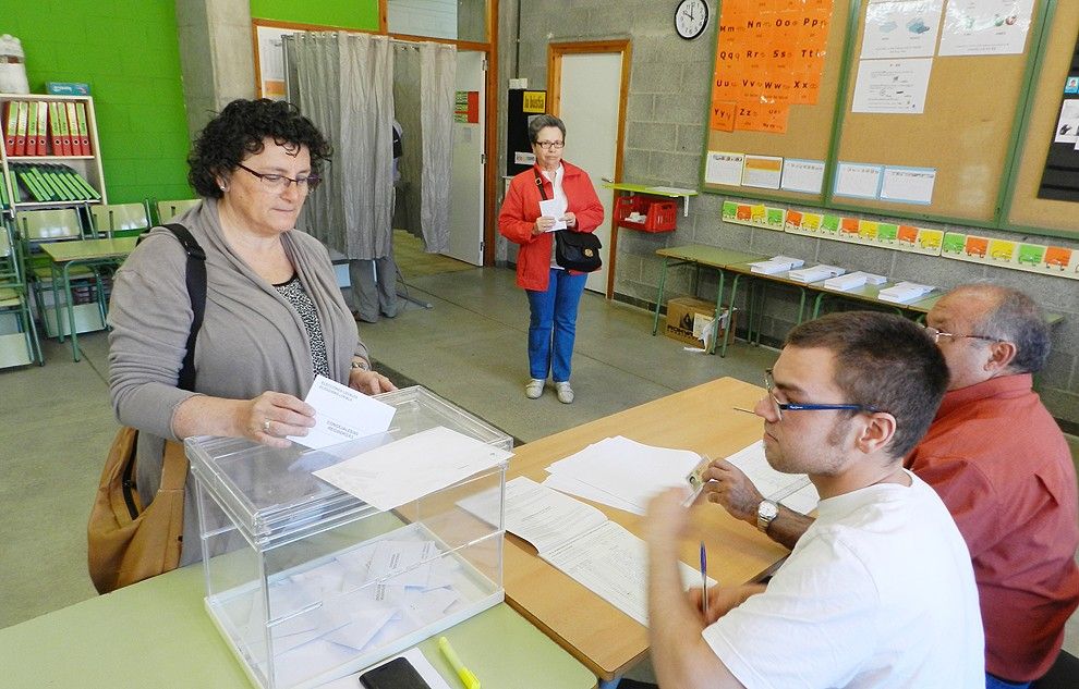Anna Magem, votant el passat diumenge, tornarà a repetir com a alcaldessa de Balenyà