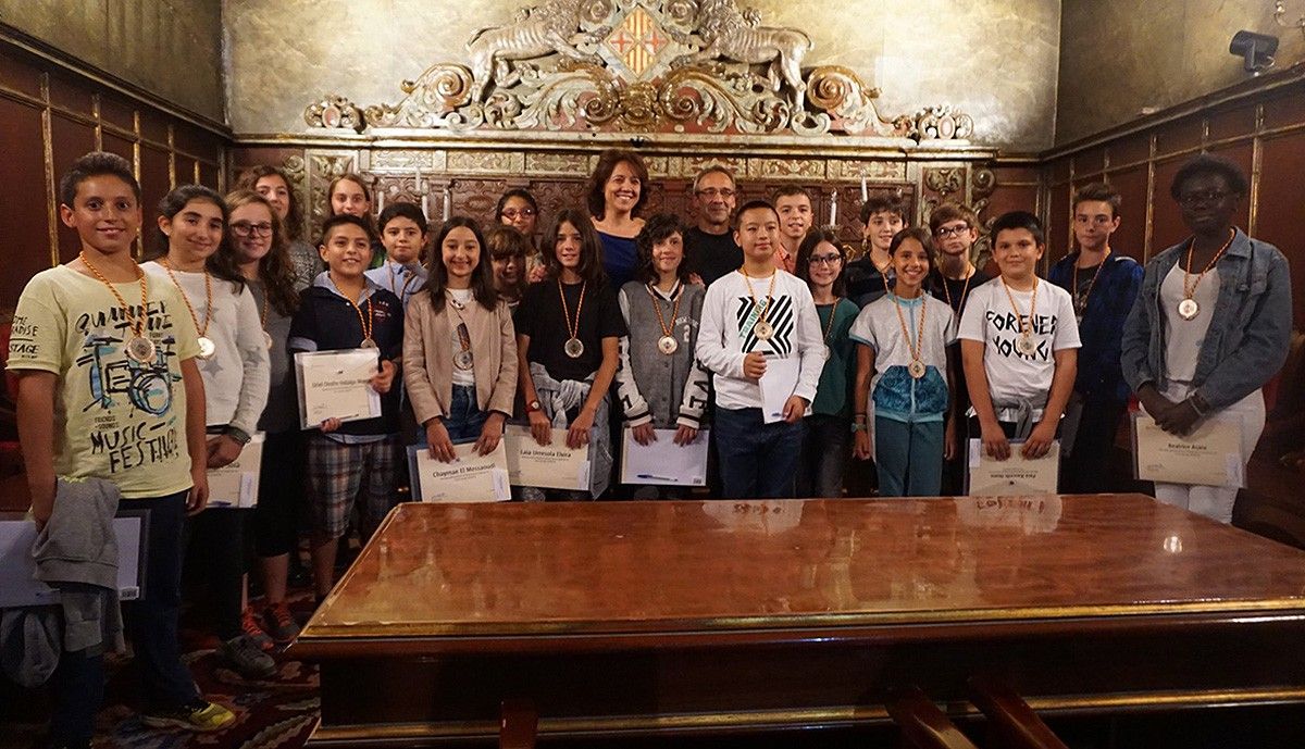 L'alcaldessa Anna Erra i el regidor Àlvar Solà amb el consistori infantil del curs 2018-2019