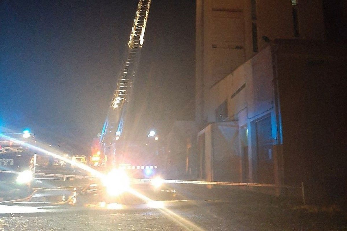 Els Bombers amb una grua apagant el foc a la planta superior de Monells