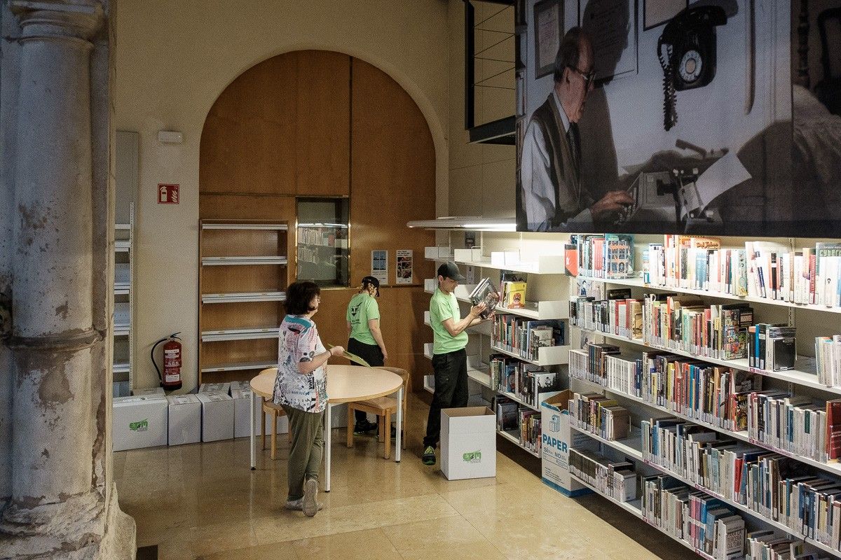 Treballs d'empaquetament dels llibres de la Biblioteca Joan Triadú, que el setembre serà un nou centre cívic.