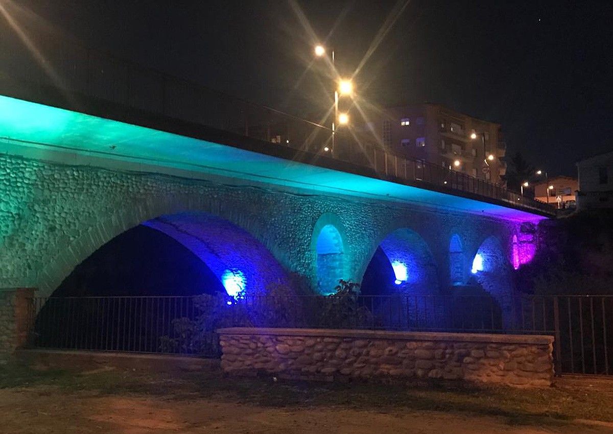 El pont de Can Molas, amb la nova il·luminació.