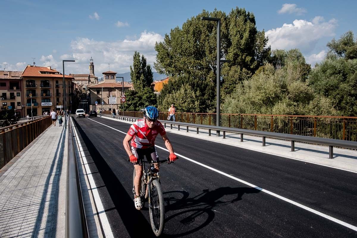 Un ciclista passant pel pont de Can Molas.