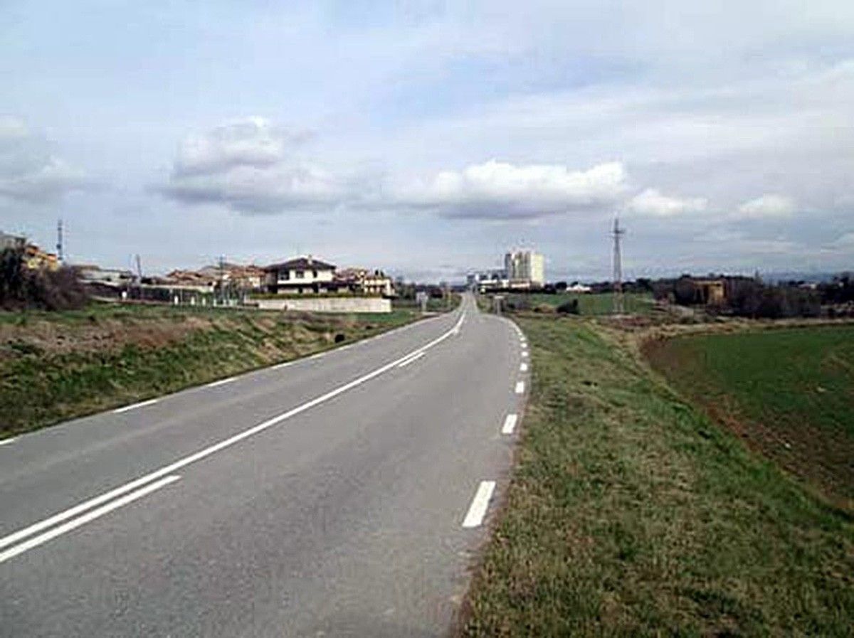 La carretera BV-4404 al seu pas per la Torre d'Oristà.