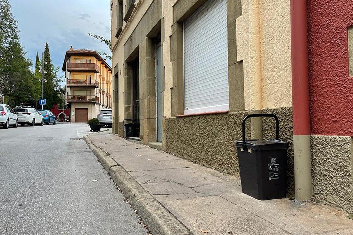Un contenidor d’orgànic a Sant Julià de Vilatorta que va implementar el porta a porta el 2017.