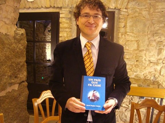 David Pagès i cassú, amb el seu llibre.