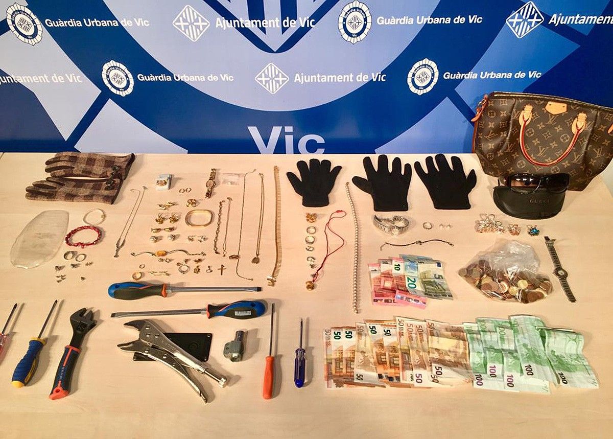 Els objectes recuperats del robatori a Vic.