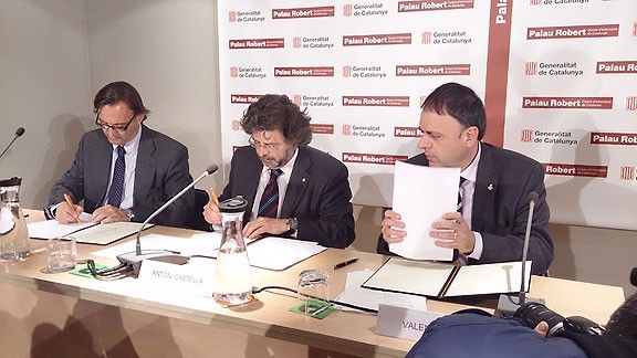 L’acord l’han signat, d’esquerra a dreta: Josep M. Vila d'Abadal, Antoni Castellà i Valentí Junyent .