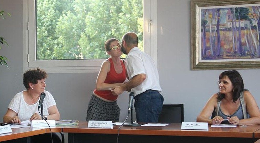 L'alcalde Marc Verdaguer (CiU) lliura el pin a la portaveu de PeM-CUP, Mireia Vilà