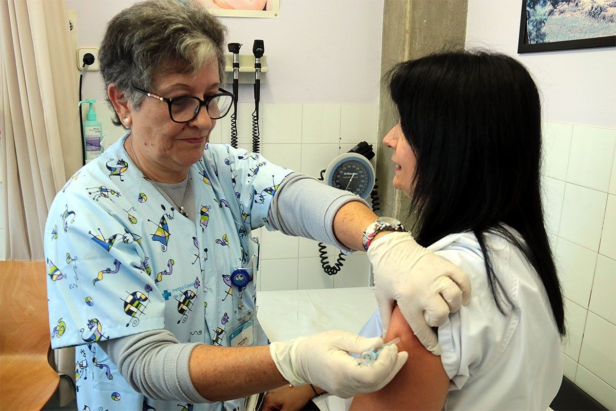 Una professional sanitària vacunant-se