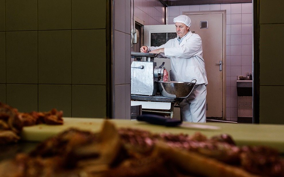 Jordi Roca picant la carn per elaborar la botifarra