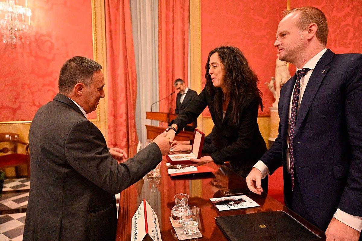 Josep Pujadas, en rebre la medalla