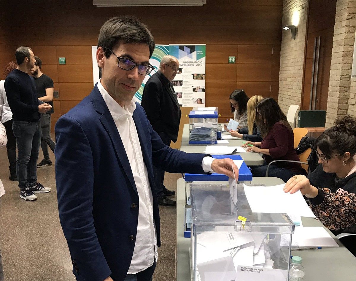 Albert Serra, votant aquest diumenge a Roda de Ter