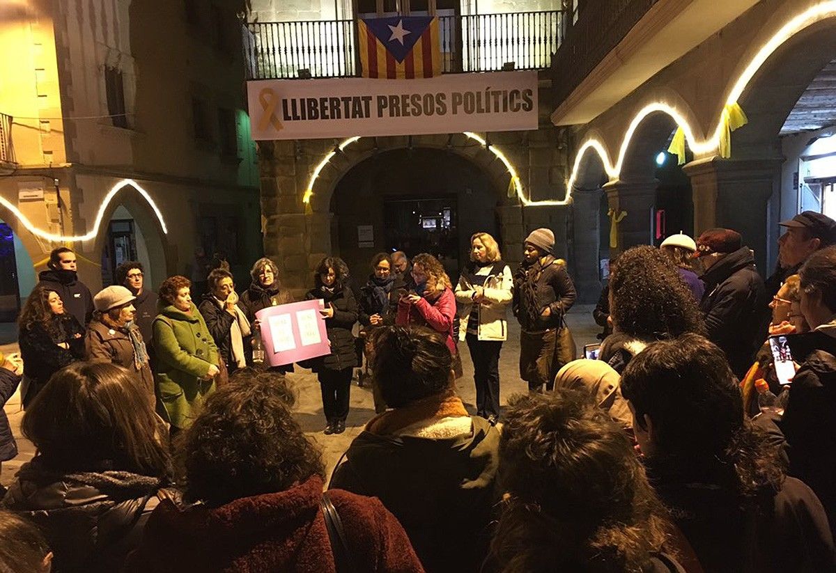 Durant la concentració a la plaça Major de Vic per denunciar la situació de les temporeres de Huelva.