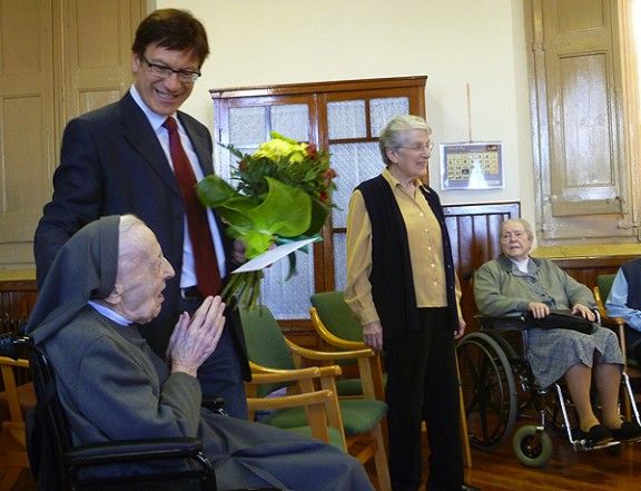 Xavier Farrés felicita a l'àvia centenària