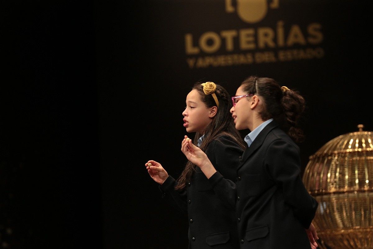 Les nenes de Sant Ildefons cantant el tercer premi de la grossa de la Loteria de Nadal.