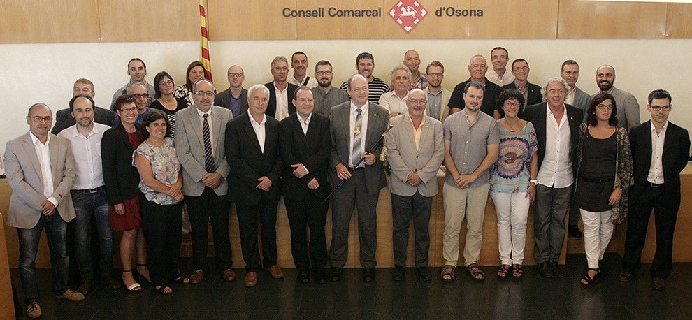 Foto de família amb tots els membres del nou Consell Comarcal d'Osona.