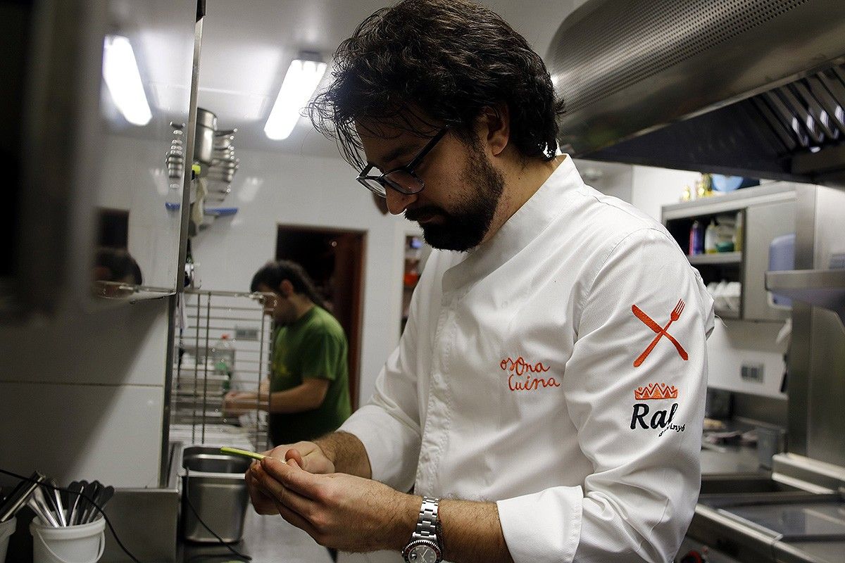 Jordi Arumí cuinant al seu restaurant