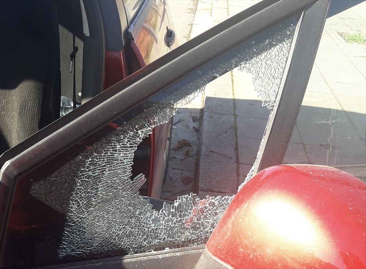 Un cotxe amb el vidre rebentat