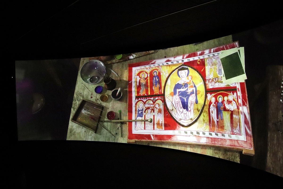 Una imatge de l'audiovisual, on es pot veure com un pintor crea un retaule de la catedral