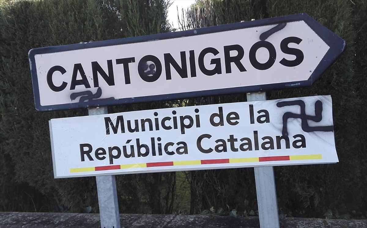 El cartell de Cantonigròs amb esvàstiques.