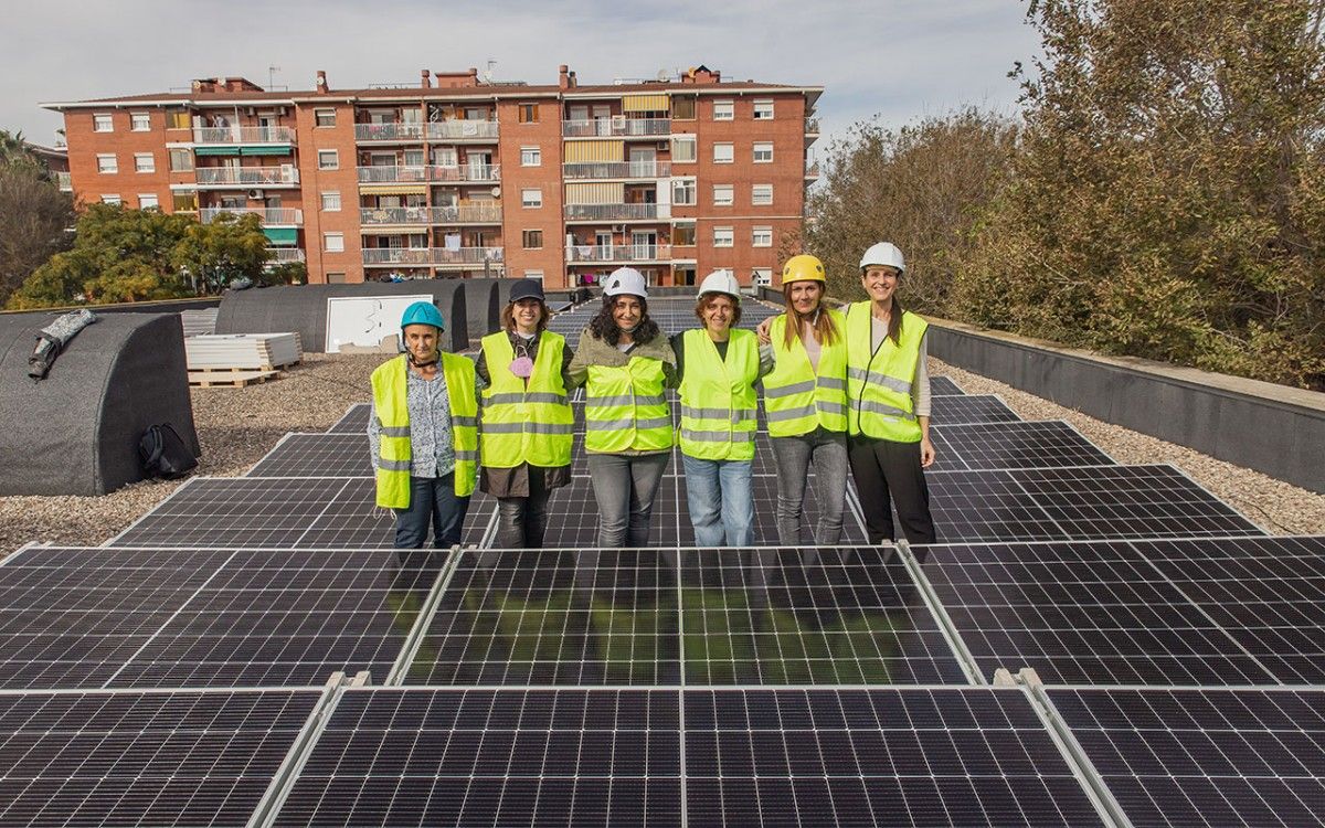 Equipaments sostenibles: plaques solars a la coberta de l’escola Charles Darwin del Prat de Llobregat