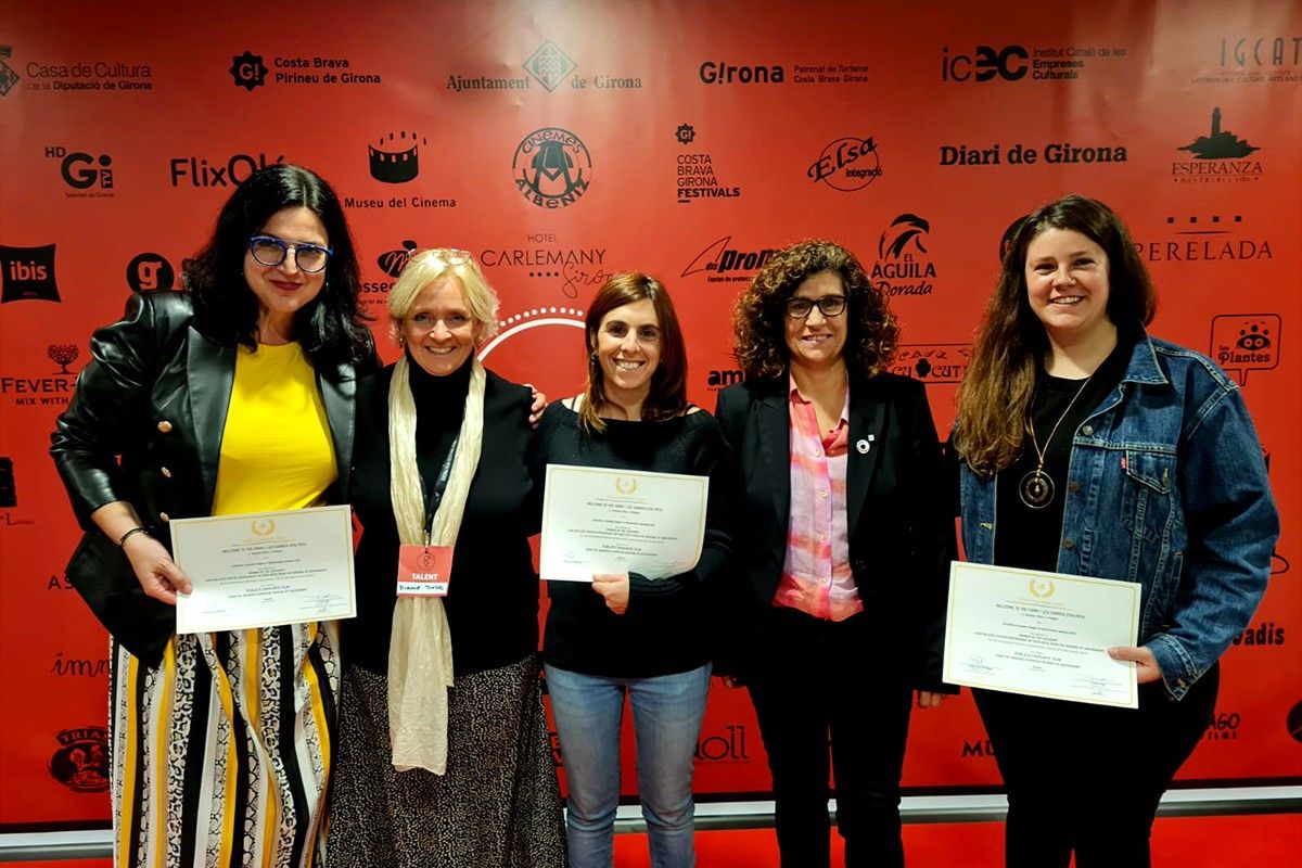 Mireia Colonques i Ghislaine Contijoch, ramaderes i copropietàries de Les Cabres d'en Peyu, recollint el premi