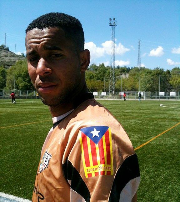 Un jugador de l'equip de futbol de Santa Eugènia, amb l'estelada a la samarreta.