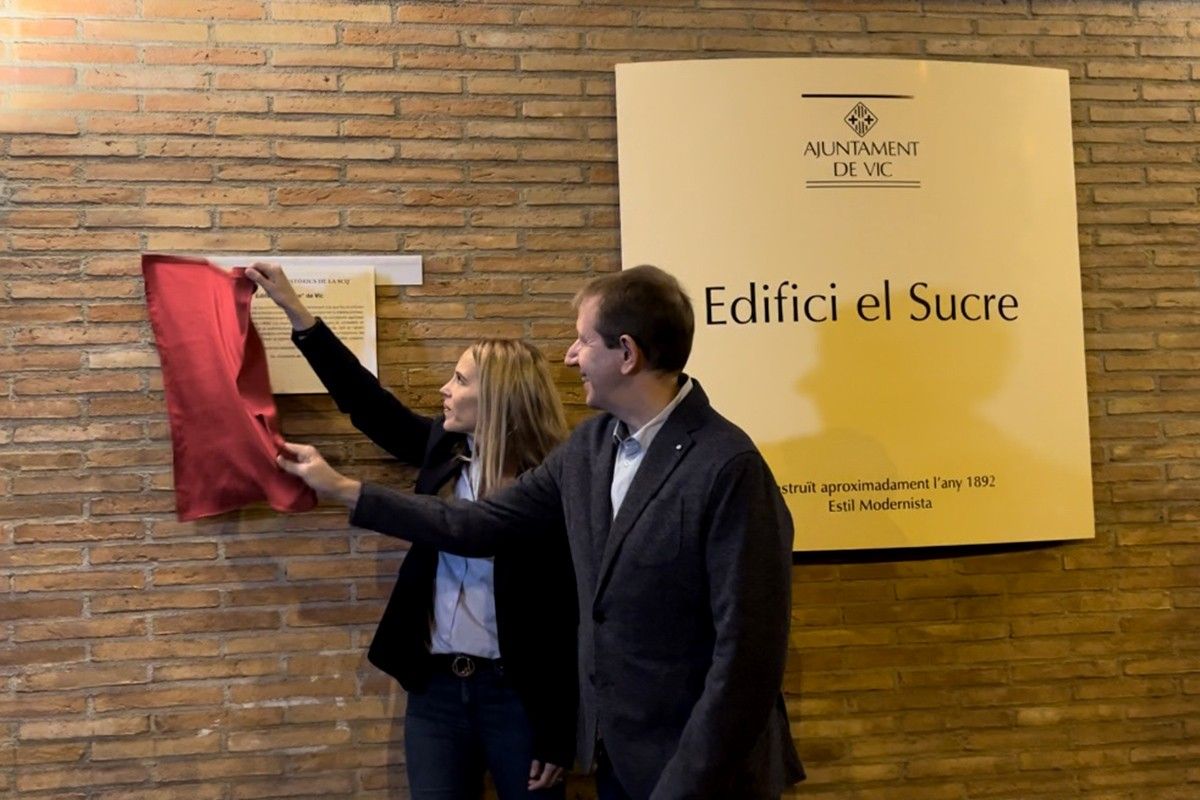 Anna Alemany i Gregori Ujaque, president de la Societat Catalana de Química, descobrint la placa de reconeixement de l'edifici