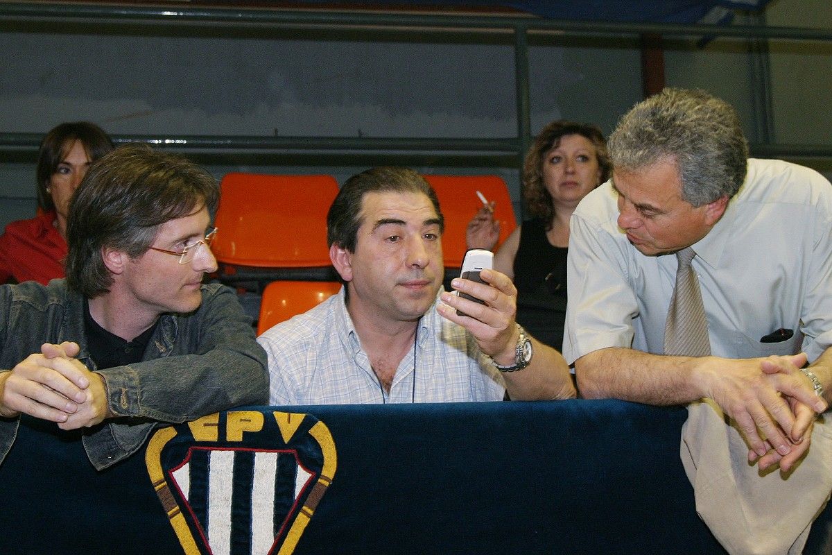 Ramon Vilaró, al centre, en una imatge de l'etapa a la presidència del Voltregà.