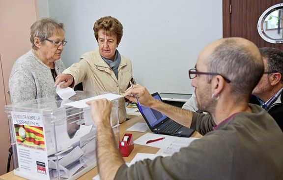 Una dona vota al Casal de Sant Miquel de Balenyà.