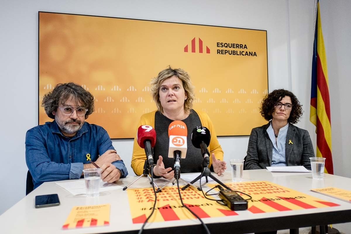 Josep Lluís Garcia, Maria Balasch i Viqui Terricabras en un moment de la roda de premsa