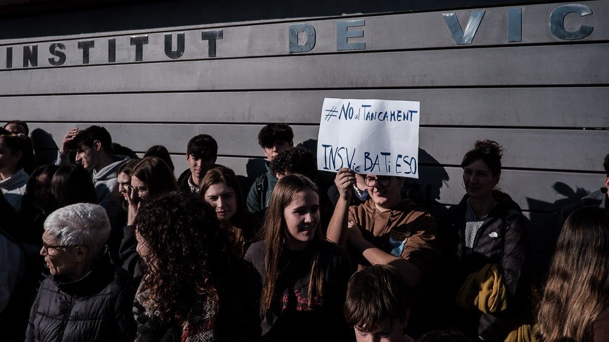 Pares, alumnes i docents han protestat aquest dimarts a Vic davant la possibilitat que Educació elimini ESO i Batxillerat de l'Institut de Vic.