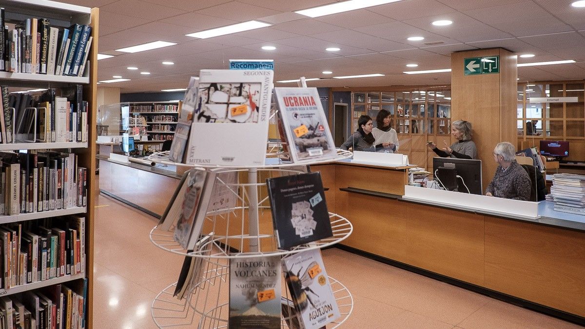 La Biblioteca Dos Rius de Torelló, a la foto, romandrà tancada un any i mig.