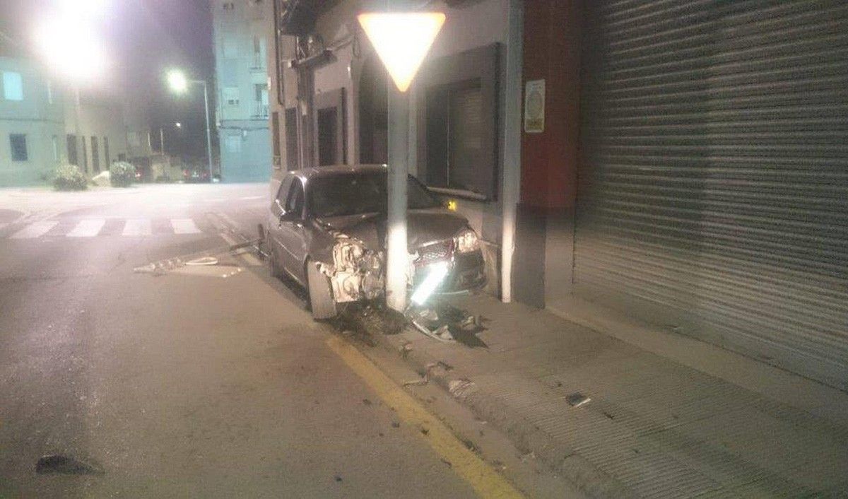 El cotxe accidentat al carrer Vilamirosa.