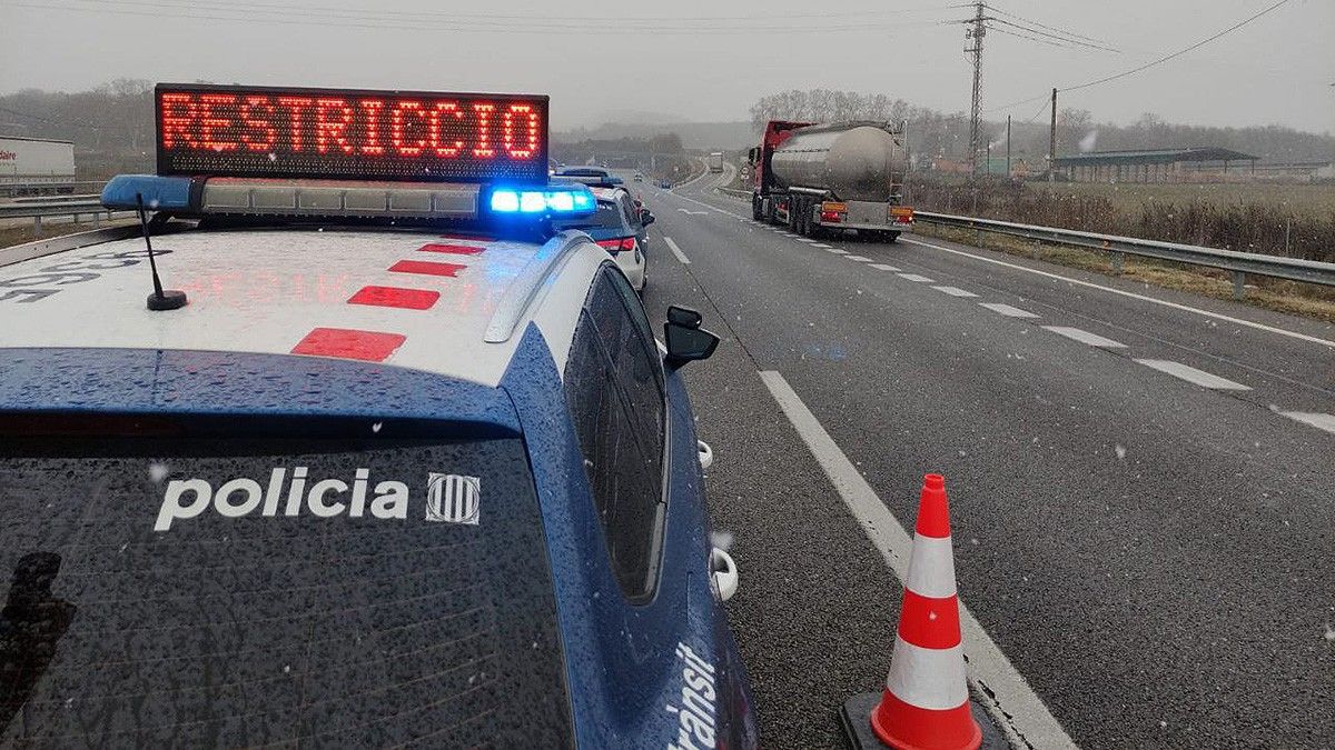 Els mossos desvien els camions a la C-25, a Sant Julià de Vilatorta