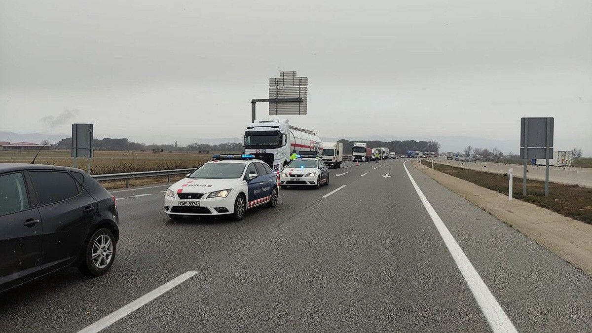 Vehicles aturats a la C-25 a Osona.
