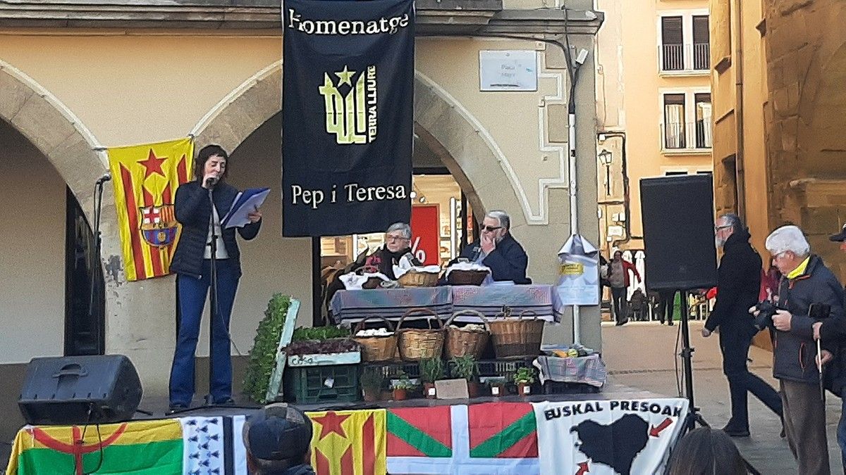 Acte d'homenatge a Pep Musté i Teresa Putellas a la plaça Major de Vic.