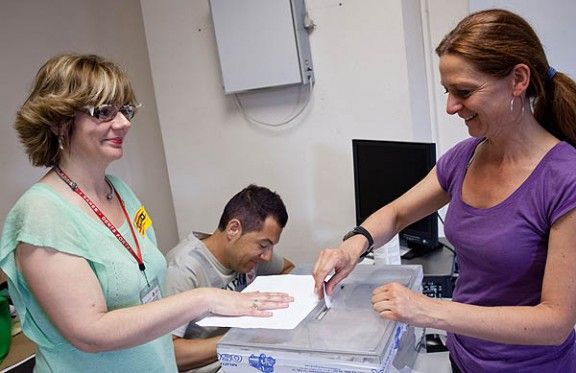 Una treballadora de l'Hospital General de Vic, votant