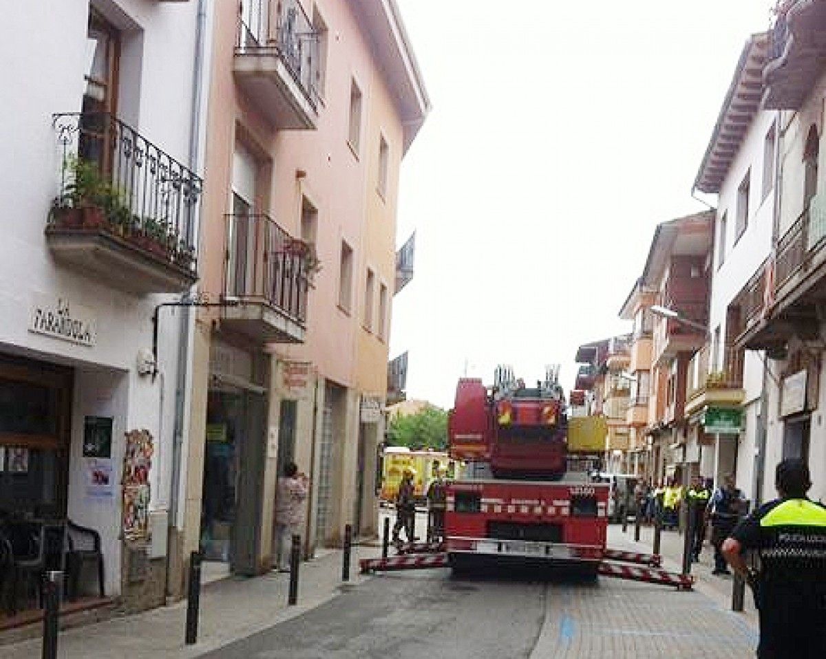 Operatiu dels Bombers al carrer Barcelona de Tona
