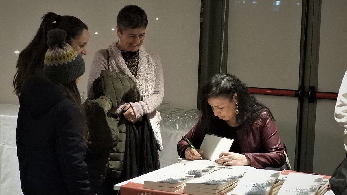 Laia Karrouch signant exemplars del seu últim llibre a la Biblioteca Pilarin Bayés.
