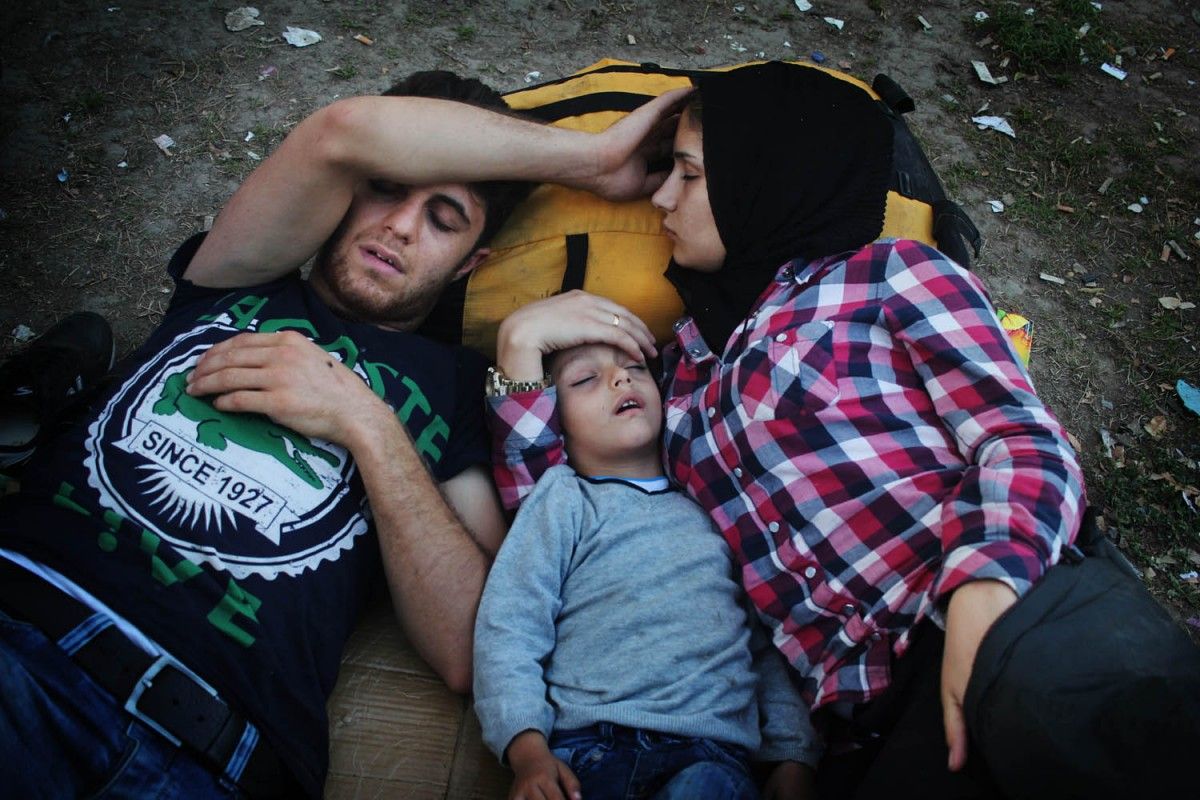Una família descansa després del viatge des de Presevo, a la frontera amb Macedònia.
