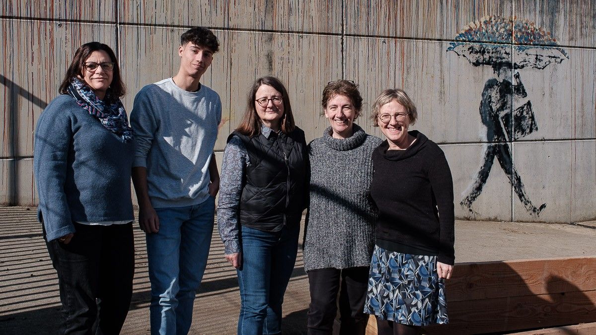 Marta Pey, Biel Serrat, Marta Martí, Imma Vall i Antònia Subirà a l'Institut Jaume Callís de Vic.