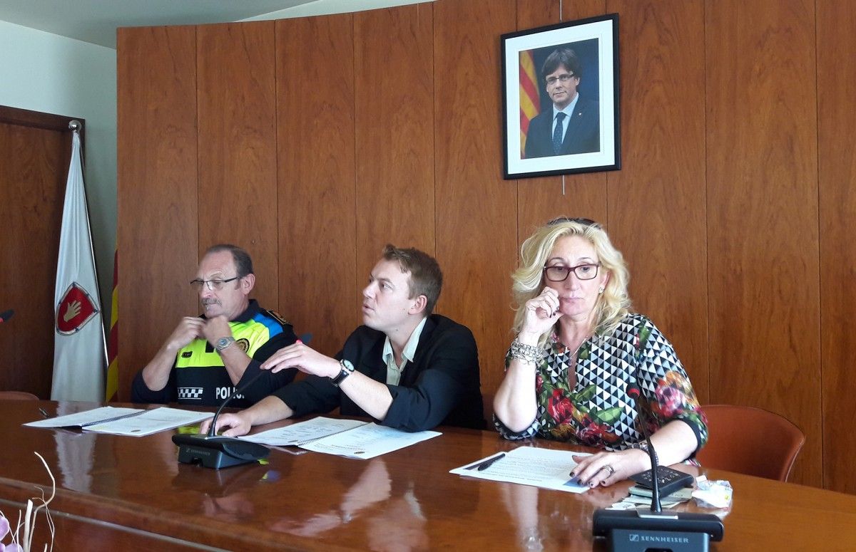 El cap de la policia local Jesús Calvo, l'alcalde Àlex Garrido i Carme Trillas, en una imatge d'arxiu.
