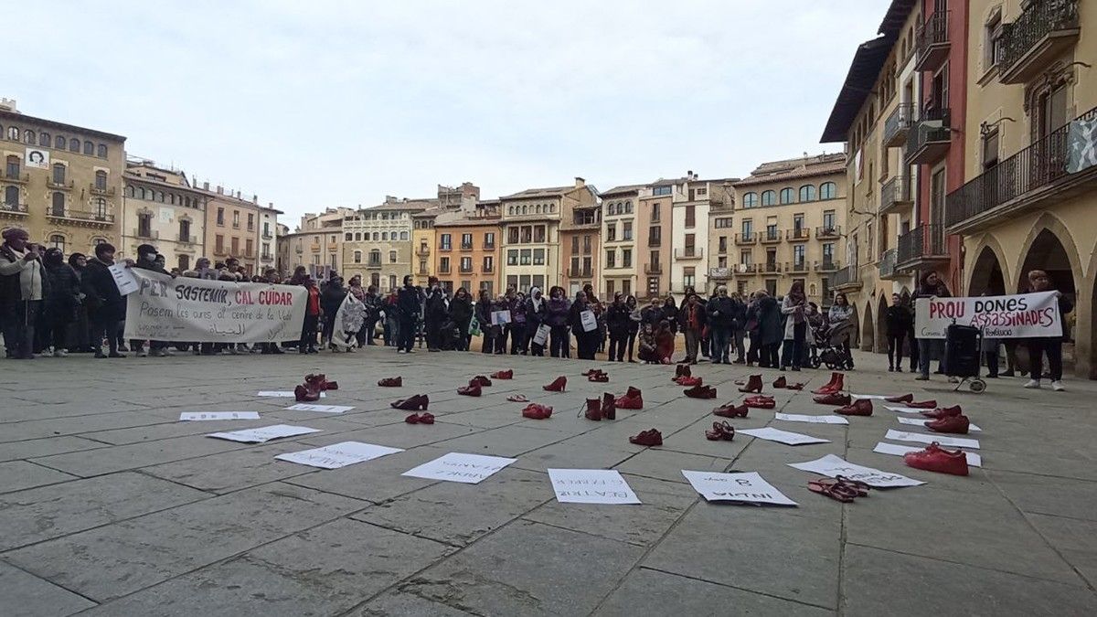 Les manifestants han preparat una performance per recordar les 14 dones assassinades, des de principi d'any, per violència masclista.