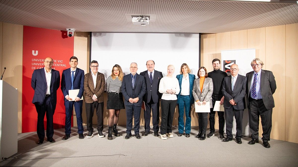 Foto de grup dels guanyadors del premi amb membres del CAC i de diverses institucions.