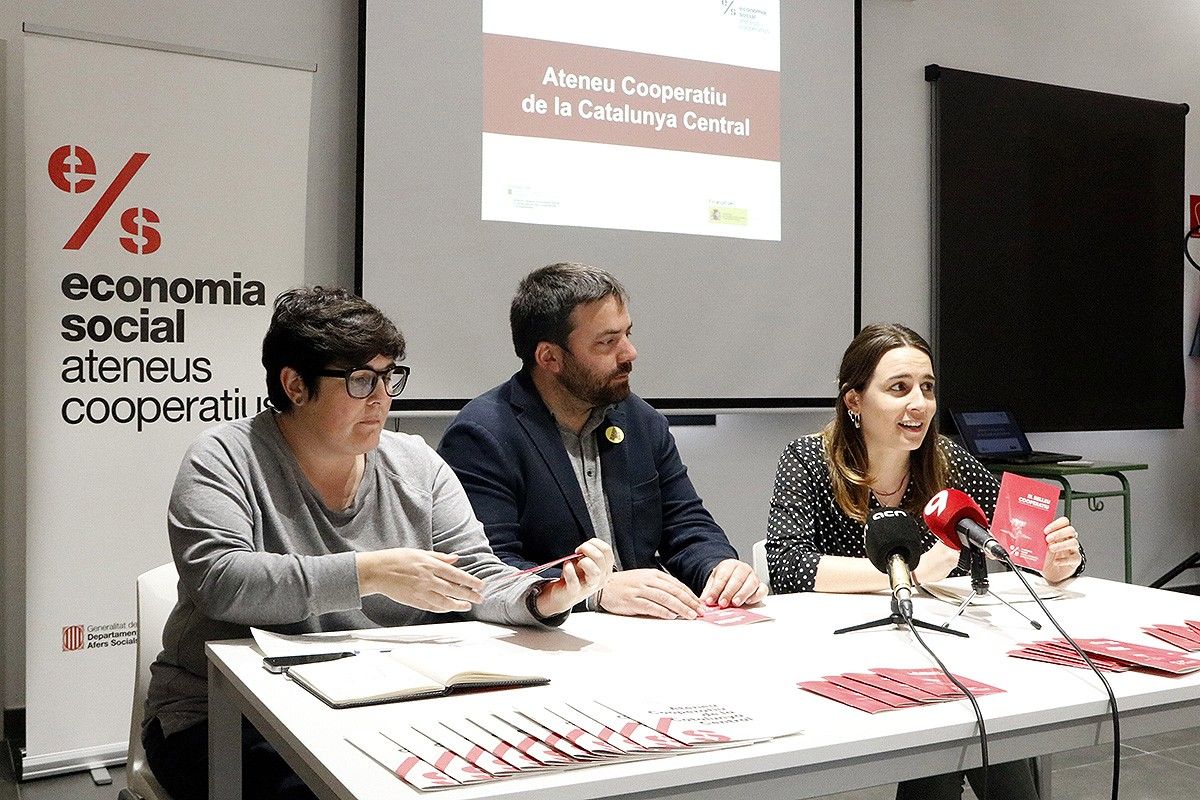 La presentació de la guia que ha editat l’Ateneu Cooperatiu de la Catalunya Central a Prats de Lluçanès.